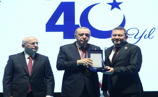 Erdoğan’dan İzmirli iş insanı Nazım Torbaoğlu’na anlamlı plaket