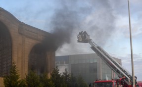 İzmir'de fabrika yangını! İtfaiye ekiplerinin müdahalesiyle kısa sürede kontrol altına alındı
