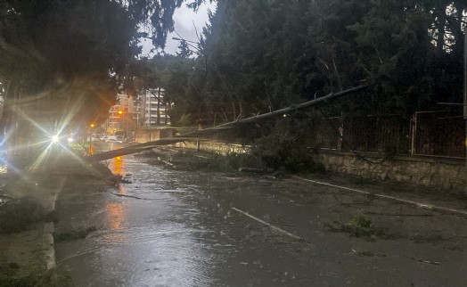 Fırtına Buca’yı vurdu, belediye ekipleri anında sahaya indi