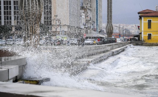Fırtına duvarı Kordon’u taşkından korudu