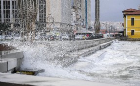Fırtına duvarı Kordon’u taşkından korudu
