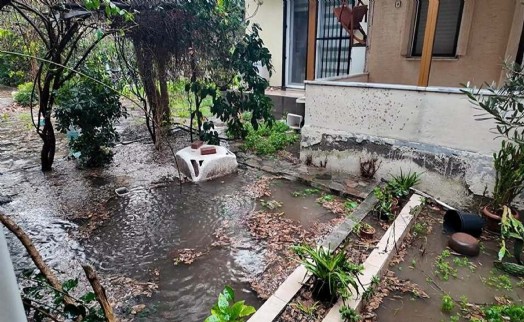 Foça'da fırtına ve sağanak yağmur yaşamı etkiledi