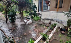 Foça'da fırtına ve sağanak yağmur yaşamı etkiledi