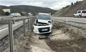 Hafif ticari araç kanala düştü: 2’si çocuk 3 yaralı
