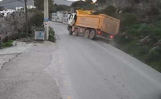 Hafriyat kamyonunun devrildiği kaza kamerada