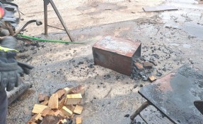 Isınmak isterken alevlerin arasında kaldı! Ateşe tiner döken işçi yaralandı!