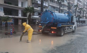 İzmir Büyükşehir Belediyesi ekipleri yağış nöbetinde