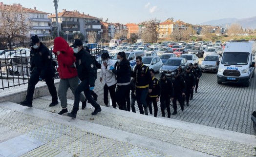 İzmir'de fuhuş operasyonunda 8 tutuklama