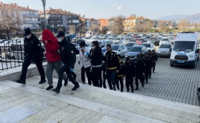 İzmir'de fuhuş operasyonunda 8 tutuklama