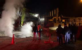Jeotermal firmaya ait boru hattında buhar sızıntısı