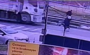 Kamyonun çarptığı yaya öldü; kaza kamerada