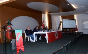 Karşıyaka'da gergin tüzük kongresi!