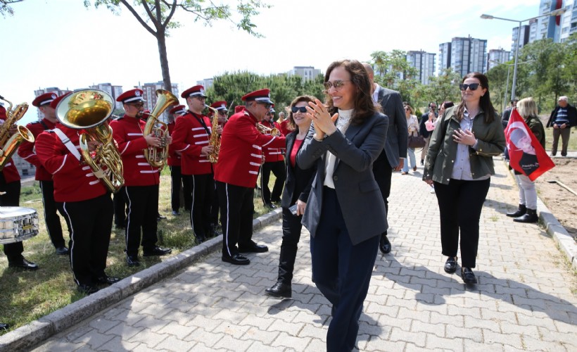 Karşıyaka sokaklarında bando şöleni