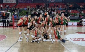 Karşıyaka voleybolda evinde terliyor