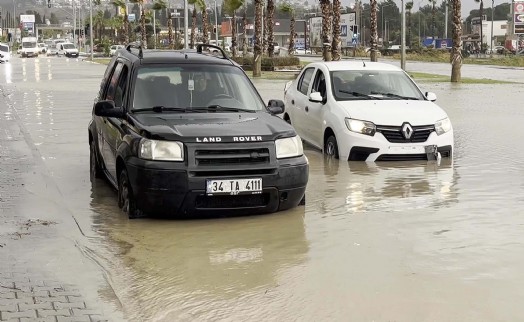 Kuşadası'nda sağanak ve kuvvetli fırtına etkili oldu