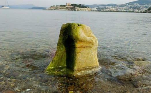 Kuşadası’nda deniz suyu çekildi; Roma kaidesi ortaya çıktı