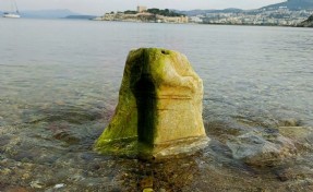 Kuşadası’nda deniz suyu çekildi; Roma kaidesi ortaya çıktı