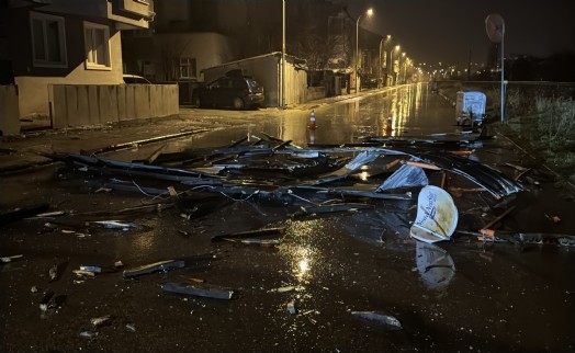 Kütahya’da evlerin çatısı uçtu, ağaçlar devrildi