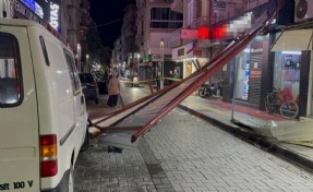 Manisa'da kuvvetli rüzgar, bir binanın çatısını uçurdu!