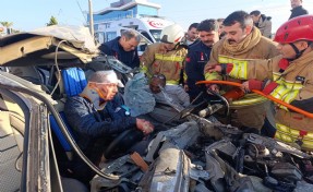 Traktör ile otomobil çarpıştı: 1 ağır yaralı! Kaza anı kamerada