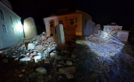 Manisa’da fırtınada cami minaresi devrildi