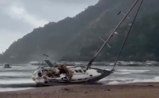 Marmaris'te fırtına tekneyi karaya vurdu