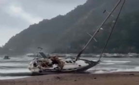 Marmaris'te fırtına tekneyi karaya vurdu