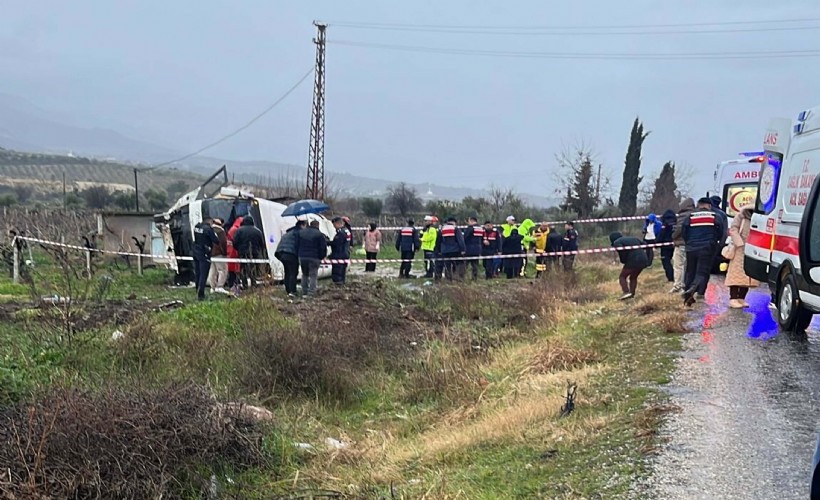 Memurları taşıyan servis devrildi: Genç hemşire yaşamını yitirdi