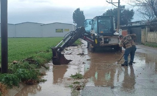 Menderes Belediyesi yoğun yağışlarda sahada
