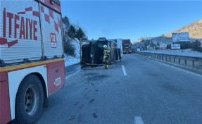 Meyve yüklü TIR devrildi: 1 yaralı