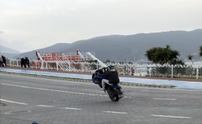 Motosikletiyle tek teker üzerinde ilerleyen sürücüye ceza