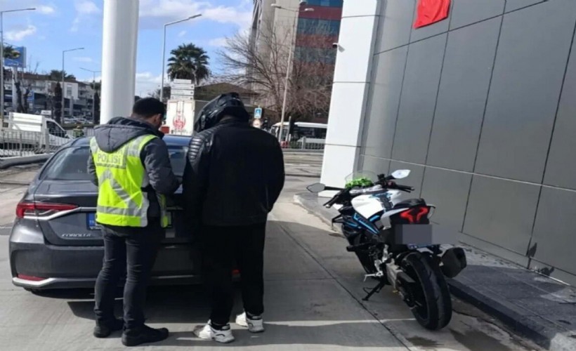 Motosikletiyle trafiği tehlikeye atıp, bu anları paylaşan sürücüye ceza