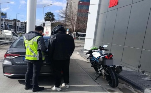 Motosikletiyle trafiği tehlikeye atıp, bu anları paylaşan sürücüye ceza