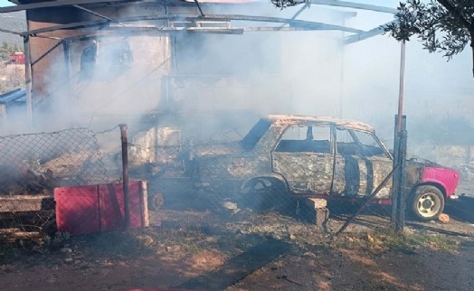 Muğla’da prefabrik ev ve park halindeki araç yandı