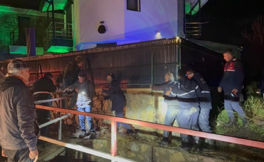 Taşan derede mahsur kalan kişi kurtarıldı