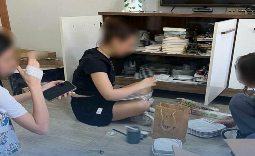 Öğrencilerine evini temizletmişti.. Gözaltına alınan öğretmenle ilgili yeni gelişme!