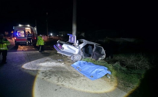 Otomobil elektrik direğine çarptı: 1 ölü, 2 yaralı