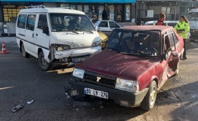 Otomobille minibüs çarpıştı: 1 yaralı