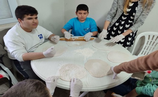 Özel eğitim öğrencileri köyde bazlama yaptı