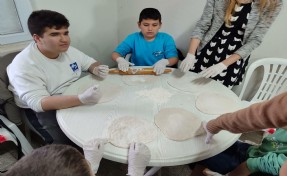 Özel eğitim öğrencileri köyde bazlama yaptı