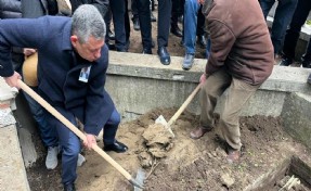 Özgür Özel Manisa'da cenaze törenine katıldı: Ferdi Zeyrek'in de mezarını ziyaret etti