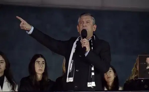 Özgür Özel'den AK Parti'nin afişlerine tek tek yanıt: 'Guinness başvurusu yapıyoruz, sahtekarlar sizi!'