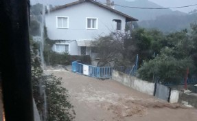 Sağanak İzmir'i vurdu! Evler ve tarlalar su altında