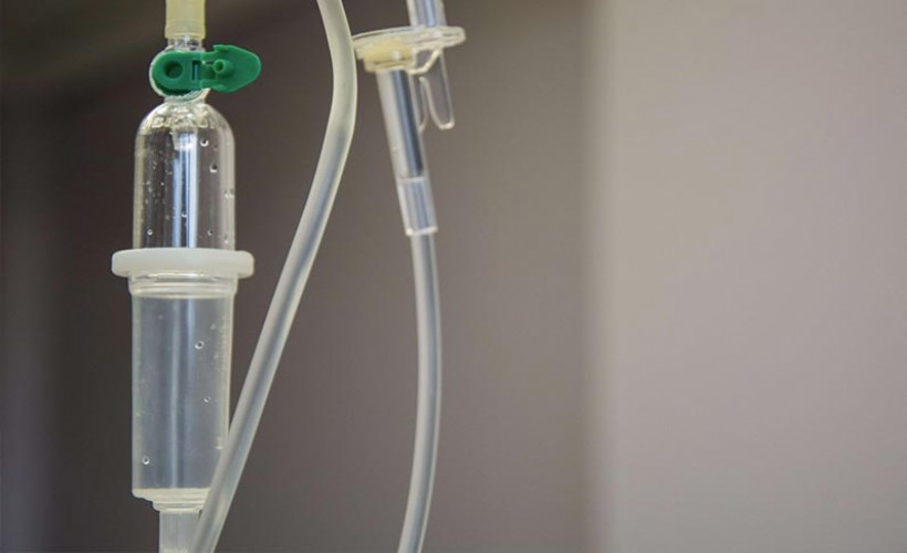 Serum tedavisi sırasında üzerine kedi düştü: 50 bin TL tazminat aldı!