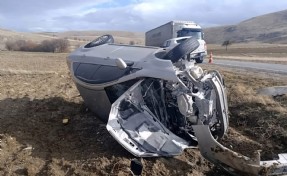 TIR ile çarpışan otomobildeki 5 kişi yaralandı