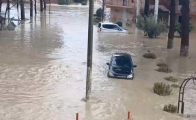 Tatil cenneti sular altında! Sel araçları sürükledi