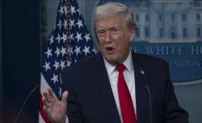 Trump'tan İran'a tehdit üstüne tehdit: Donanmamız ilerliyor
