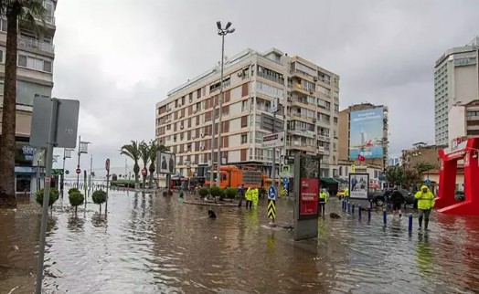 Tugay'dan altyapı çıkışı: 'Siyasi engeller İzmir’in canını yakıyor'