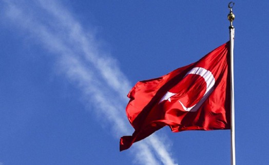 Türk bayrağına bir saygısızlık daha!