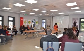 Üretici Pazarında çocuklara tohum, ailelerine sirke yapım atölyesi